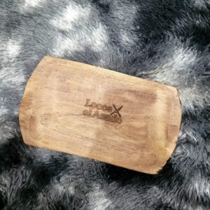 Plato de algarrobo con grabado láser